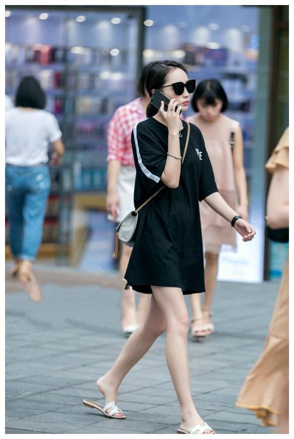 街拍:性感低胸上衣搭配蓝色牛仔裤，成熟少妇韵味十足