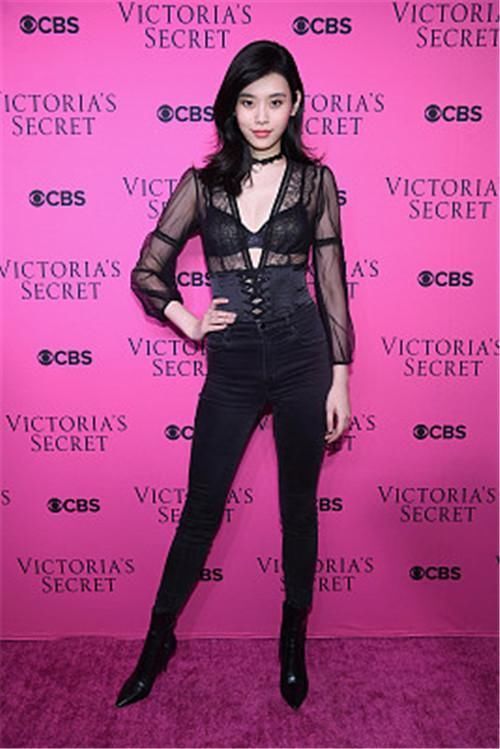 奚梦瑶又上国际杂志了，为了抢镜还掀开了裙子，网友:真够心机!