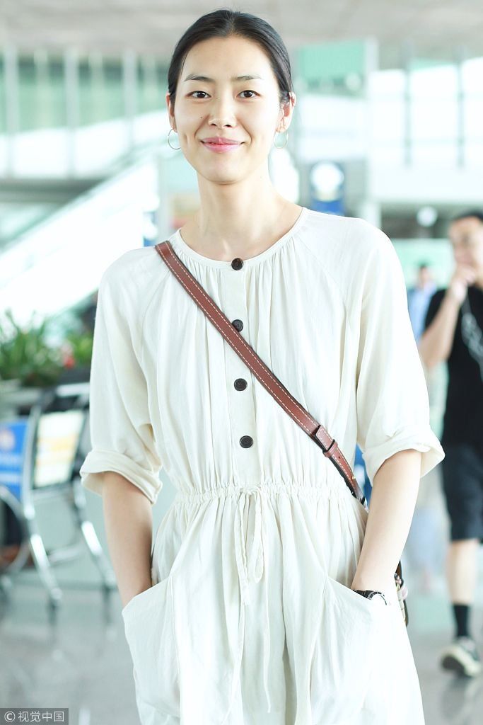 刘雯清爽短发配白色长裙女大学生既视感  对镜嘟嘴卖萌俏皮又可爱