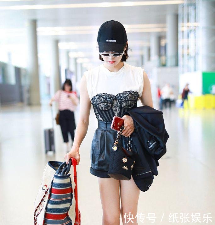 宋茜现身机场, 蕾丝内衣外穿居然不丑, 可看到她的腿我呆了!
