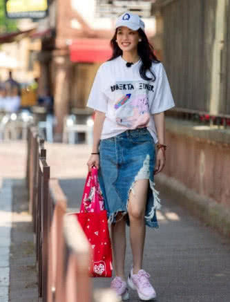 当90斤的舒淇和120斤的钟丽缇同穿高开叉裙，网友：看完瞬间不想