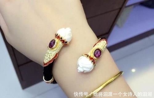 变化@每天佩戴银手镯的人,10年后会有什么变化?原来这么明显