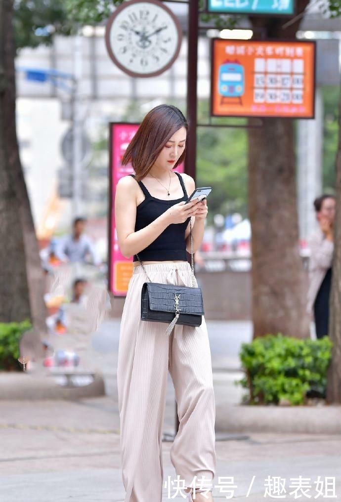 漂亮女人：双腿修长吸引人，休闲裤小姐姐