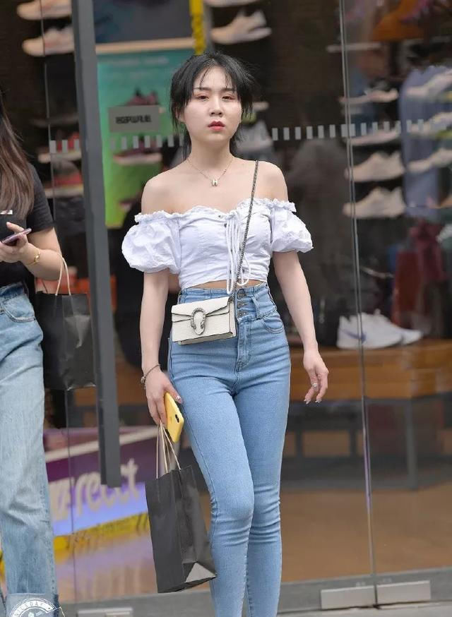 『看上去更加』美女黑色的连衣裙搭配一双黑色的高跟鞋,非常的显气质