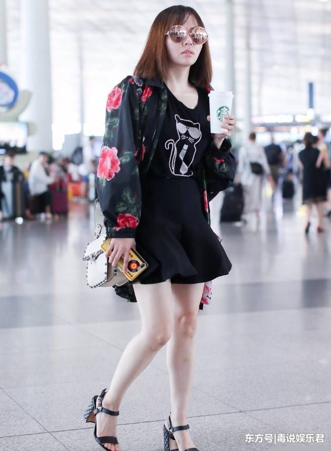 张靓颖腿粗却敢穿短裙，但眼镜更有看头，看了会立刻想到奥特曼!