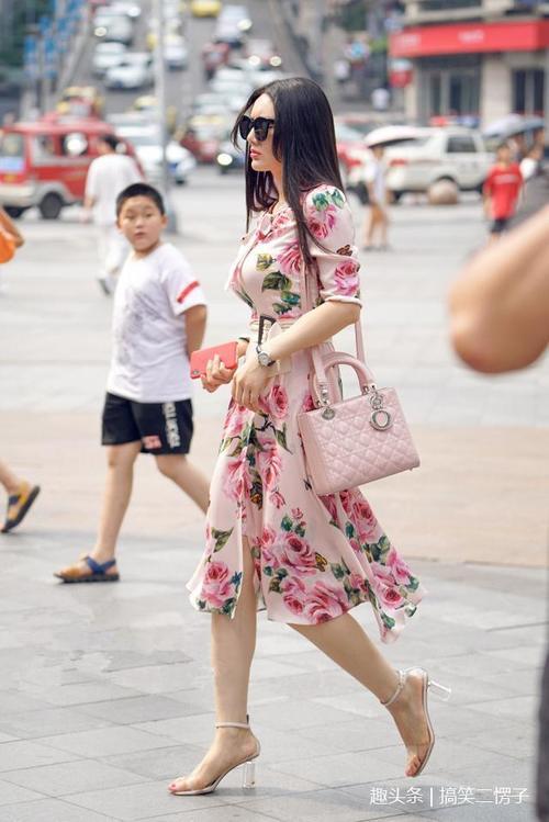 路人街拍：小姐姐一身花色连衣裙俏皮性感，像仙女一样可爱