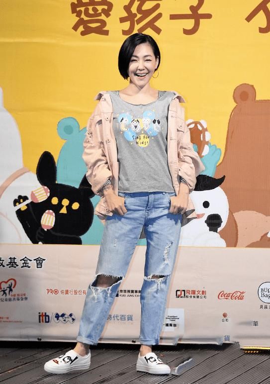  「下半身」小S真敢穿，扎发丸子头搭配吊带连衣裙性感又洋气，凸显出高级感