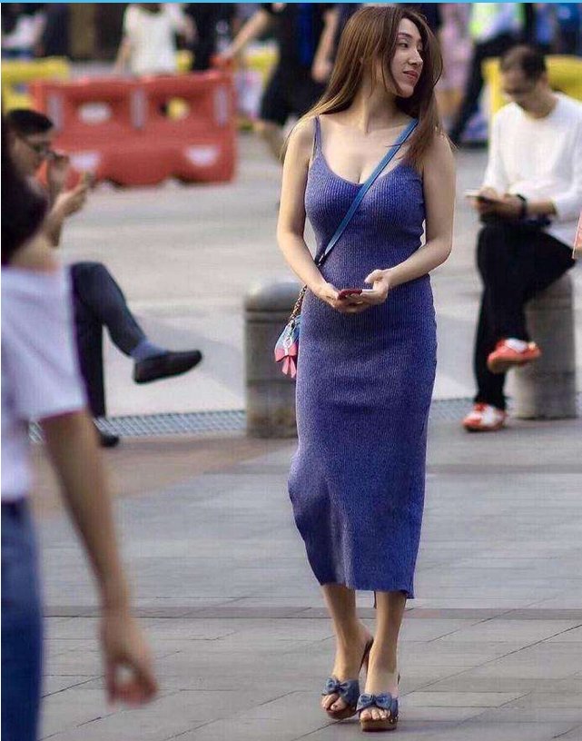 街拍:一件小吊带穿出“坠感”，小姐姐不经意间展现身姿