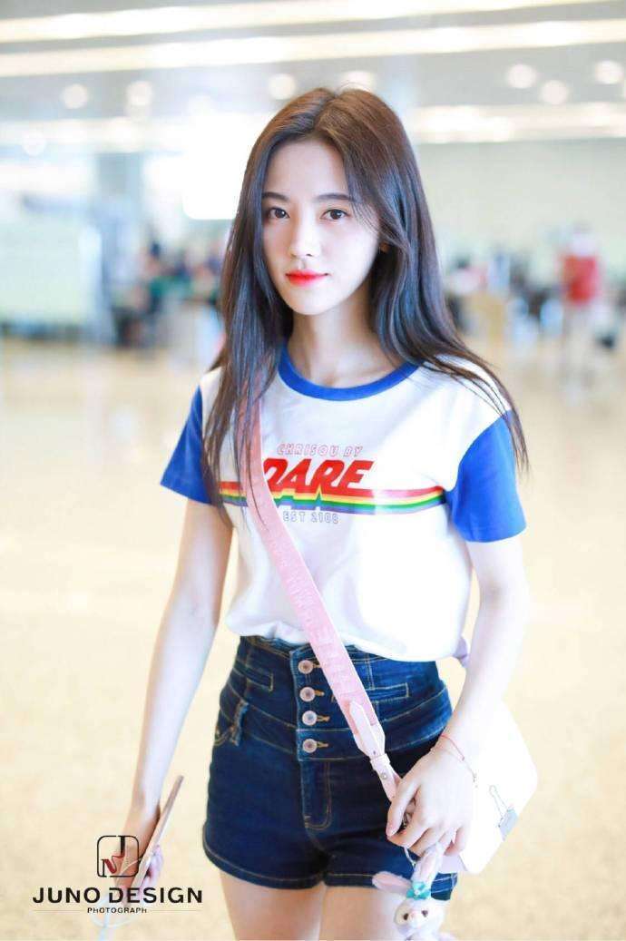 鞠婧祎短裤穿这么高, 勒得安全裤都挤出来了, 网友: 不尴尬吗?