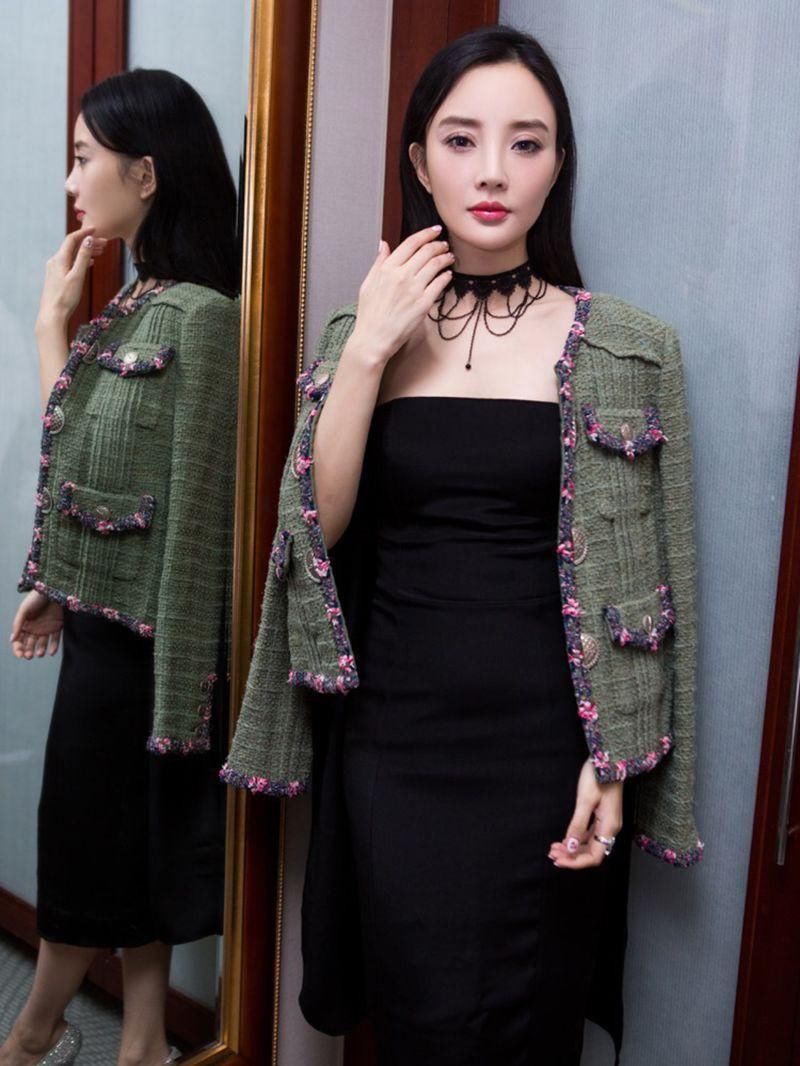 李小璐穿黑裙，上身仅遮一半，网友:这裙子上半身一般人撑不起!