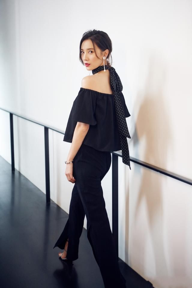 宋佳一身紫色长裙现身，腰带勒得好紧，网友：一般人穿能丑哭！