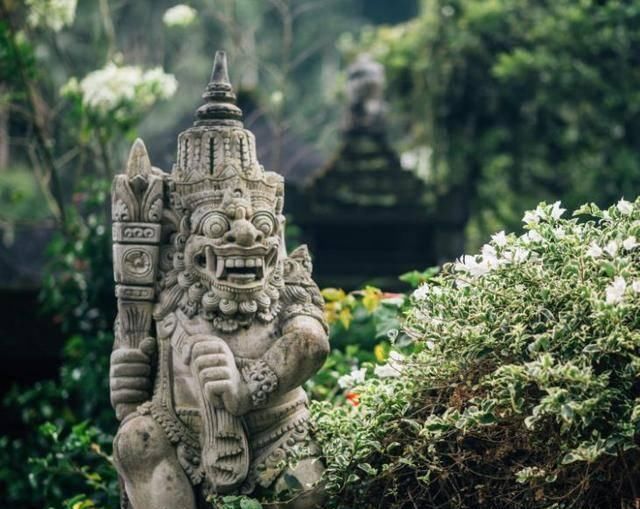 泰国神圣的千年浴场，男女都可在此沐浴，游客着装必须过膝