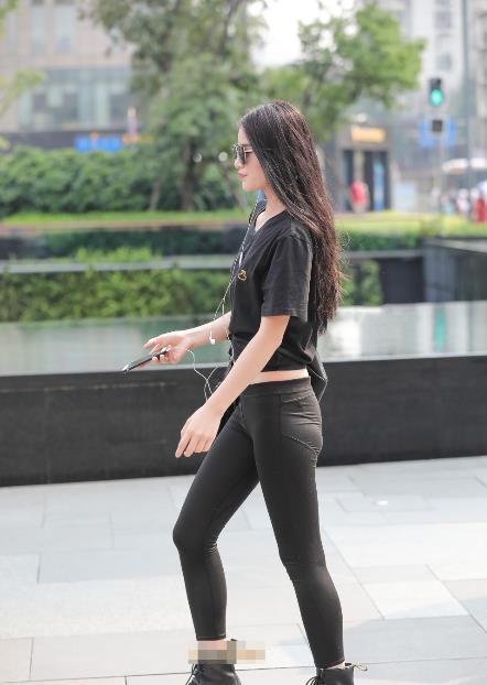 轻熟小姐姐展现完美身姿，低腰紧身裤展现完美A4腰，凹凸臀线丰盈