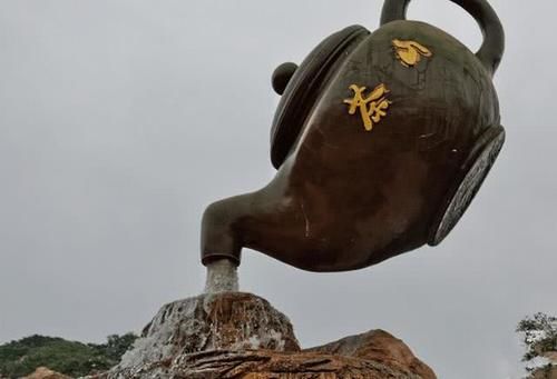 很多景区看到的悬空茶壶，为什么能悬在空中？今天总算是知道了！