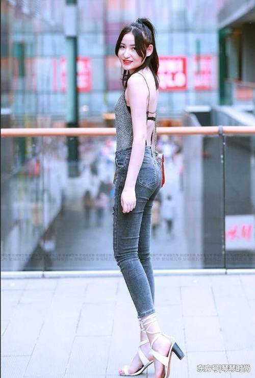 街拍：时尚美女颜值高衣品好，回头率真高！