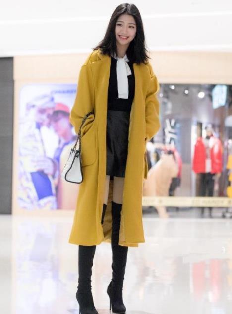  【碎花】街拍：美女碎花上衣配黑色短裤，时尚潮流，酷范十足