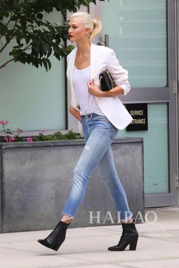 白色上装+亮色下装的三种穿搭方式，减龄显瘦正流行，贝嫂肯豆都