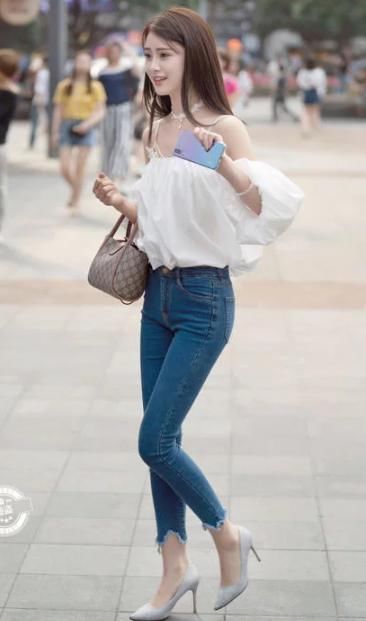 时尚穿搭：美女身材微胖，但是穿上了这条牛仔裤只能说她时尚潮流