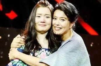 『寄养』悲惨的胡琳娜从小被寄养长大,与母亲丁嘉丽15年只见过两面