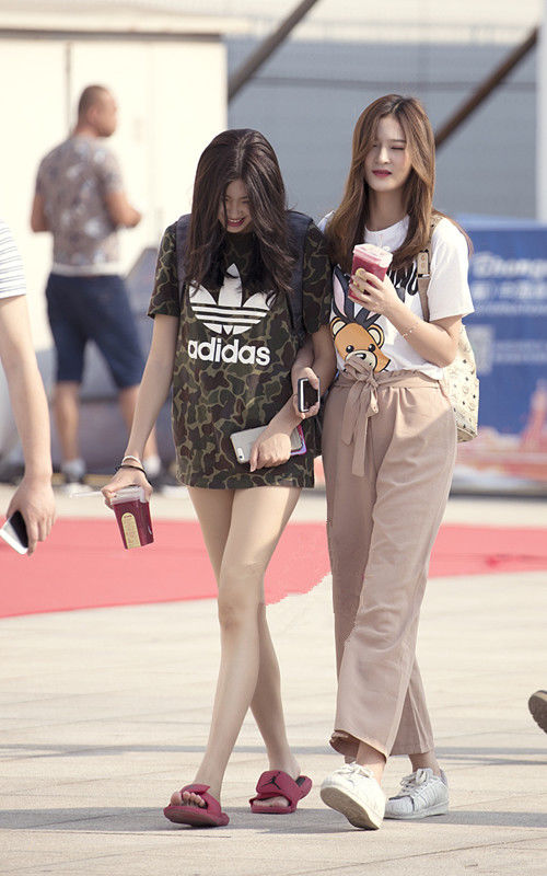 街拍路人，从头到脚都是潮流的穿搭，不仅气质提升还充满时尚感