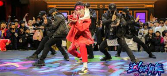 这就是街舞易烊千玺照片曝光 脏辫搭配红色发