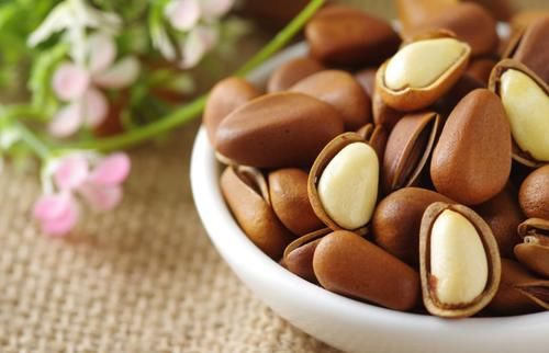  上市■它是一种野生坚果，今年上市就卖50元一斤，农民：采摘过