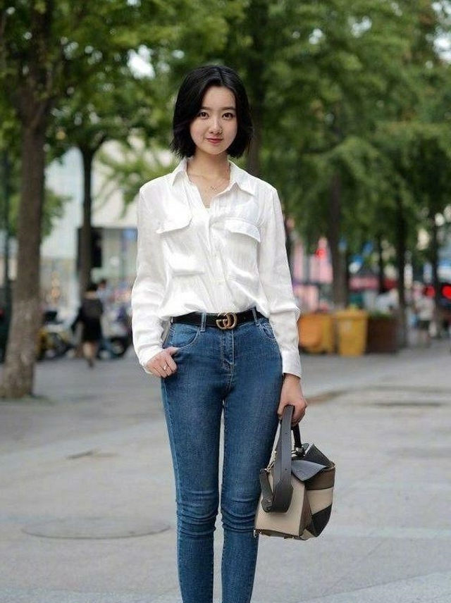 美女|路人街拍,美女粉红色休闲衫搭配浅色牛仔裤,格外的有魅力