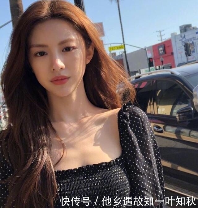  「气质」“整容模板”女生，一件波点连衣裙，简单的穿搭衬托出不俗的气质