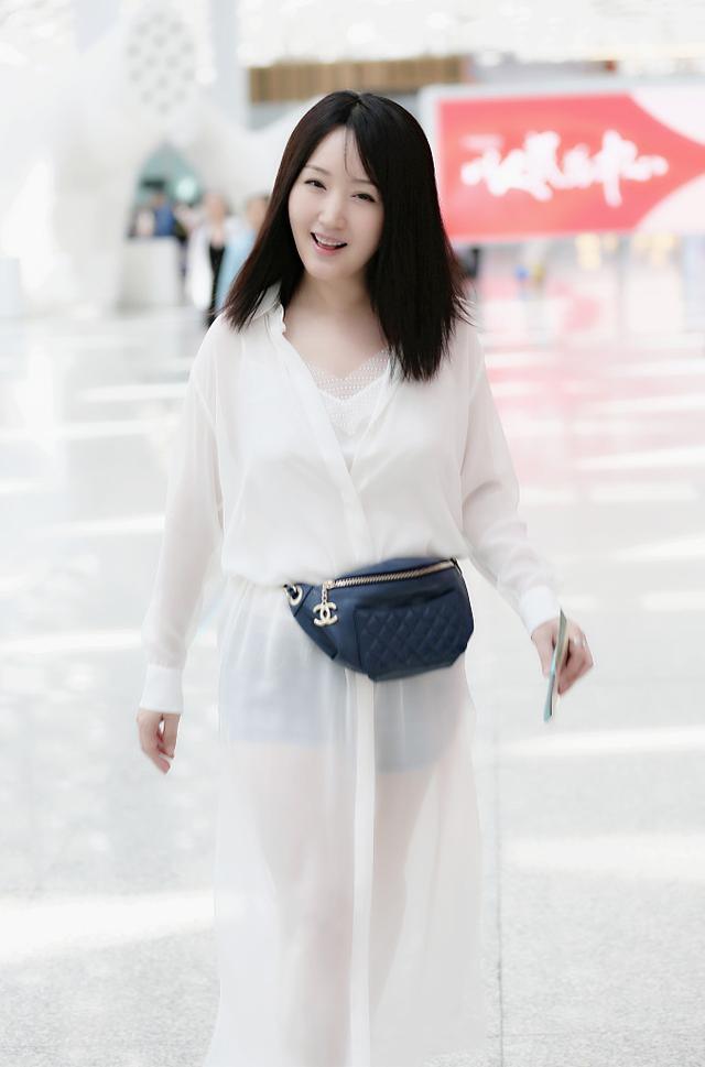 47岁杨钰莹好嫩，穿一件白色长裙美回少女，网友：只有27岁吧