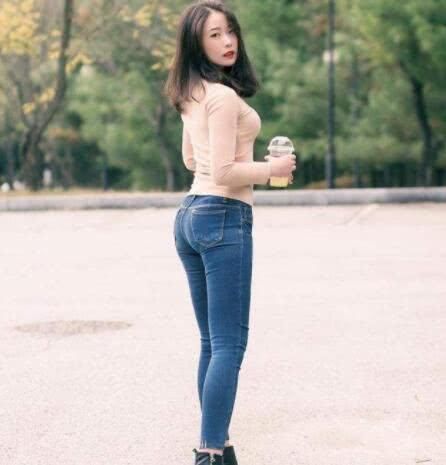 街拍:爱上紧身牛仔裤的小姐姐，偶尔换换口味也不错!