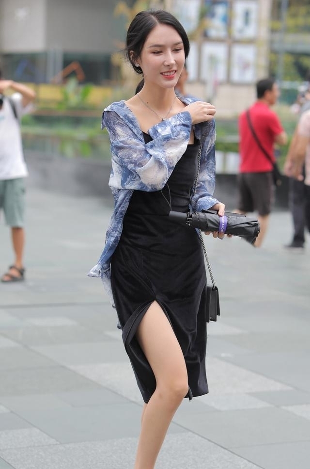 皮肤|街拍:嫩黄色非常显眼好看,把小姐姐的皮肤衬托得白里透红