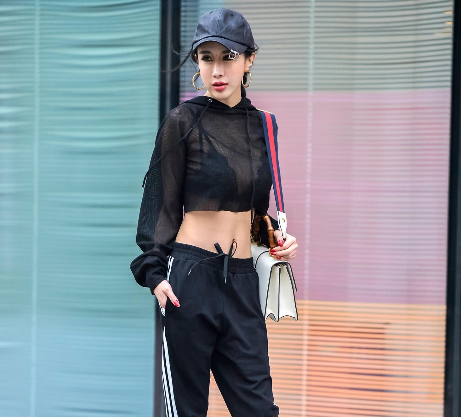 气质小姐姐真空上阵，蕾丝文胸秀出曼妙身姿，性感小蛮腰吸睛无数