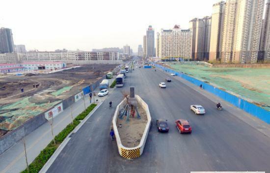  马路■中国最霸气钉子户，立在马路中央占了道路三分之一，就在