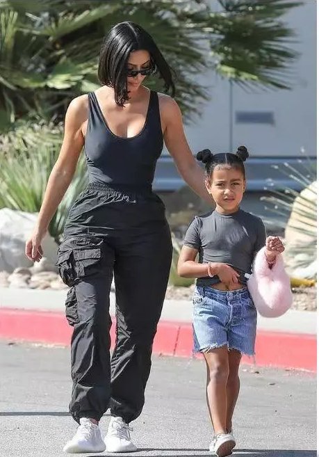 卡戴珊瘦成108斤?穿低领吊带性感十足，但看到裤子后我沉默了!