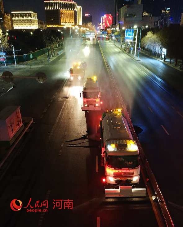  防控■夜战疫情防控！郑州824条道路喷洒消毒液实施消杀
