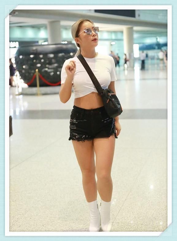 不露腿的王菊美翻天，穿露脐装秀小蛮腰，网友：头次发现你这么瘦