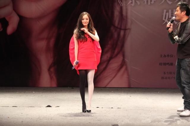 47岁俞飞鸿与32岁杨幂同穿红裙，一个温婉一个老土，气质有点差距