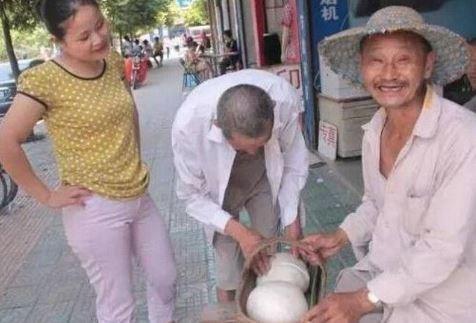 大叔捡两个“白馒头”：竟高价卖出