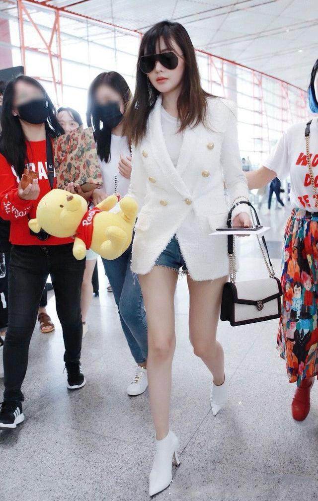 张天爱真够拼的! 穿的蕾丝肚兜快掉还浑然不知 这样的尺寸谁来管