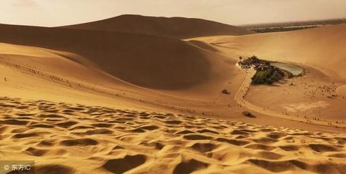 到了沙漠之后看到西瓜要摘下来解渴，导游看到却说要放下