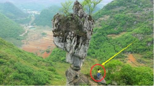 云南深山里发现一奇石，上粗下细，屹立悬崖千万年不倒