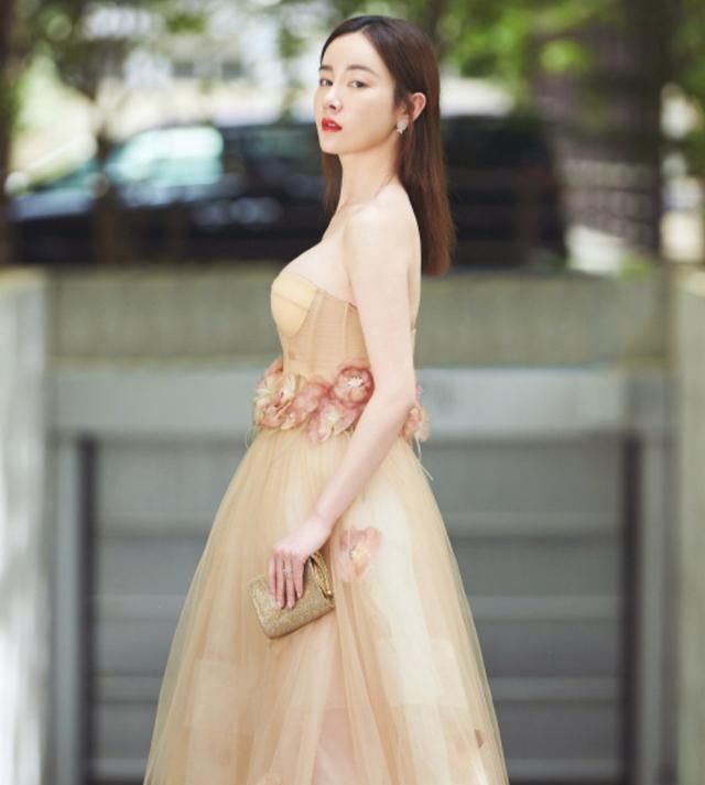 谁说张檬的穿搭老气了？穿上裸色薄纱裙比柳岩性感，选对裙子了！