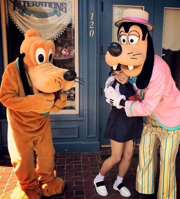 何洁穿气质装现身，看到她的裙子我沉默了，网友:这时尚太难懂!