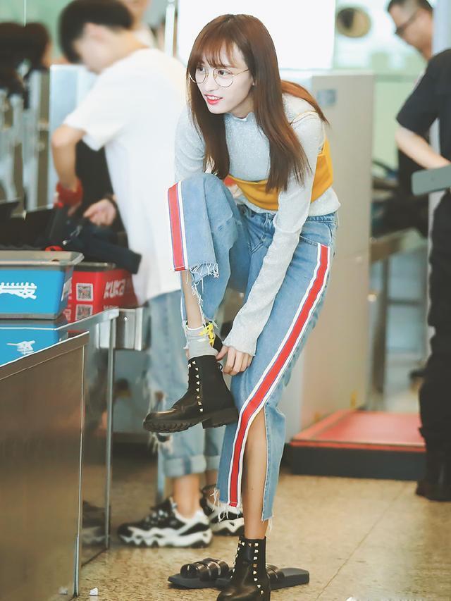 街拍：图1黄婷婷不热？背心里面还穿长袖！图2大腿根的纹身亮了