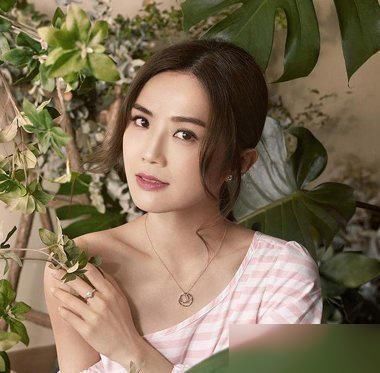 漂亮新颖的额头高的女生时尚马尾辫发型!