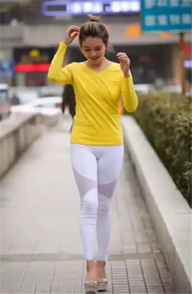 马尾辫小姐姐身穿白色运动紧身裤显出曲线身材，会搭配才能更显美