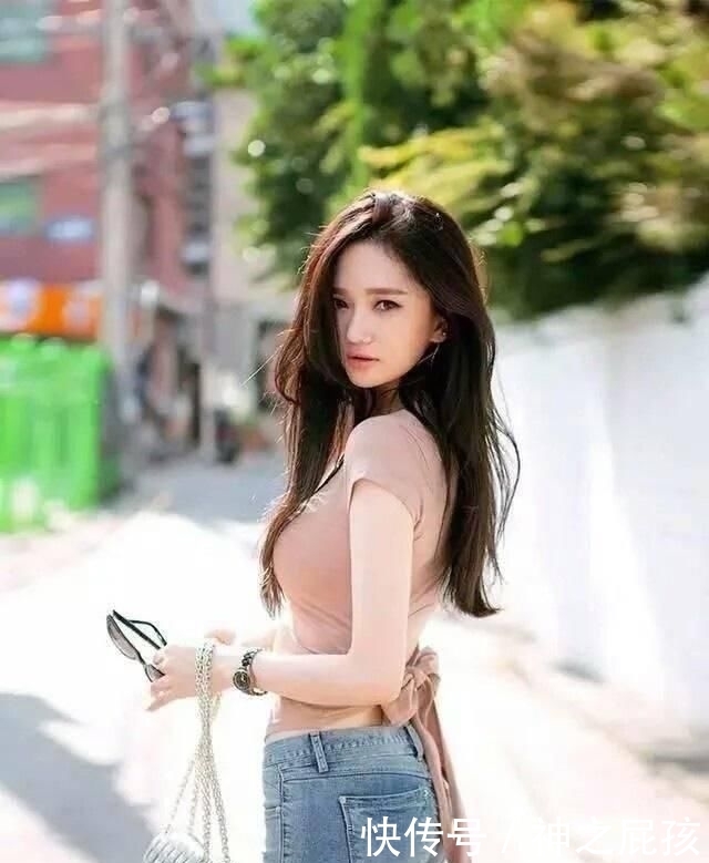 【气质】时尚街拍:紧身裤,展现出不一样的精彩的腿线框,释放美丽动人风采的是你