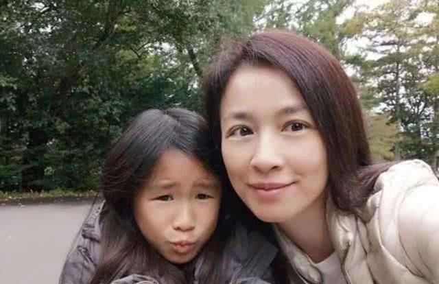  「霸气」因闺女被嘲长得不好看，张庭发布童年照霸气侧漏护女：如何判断闺女都比我美