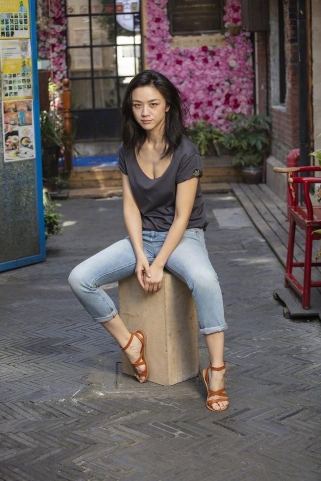 39岁汤唯素颜出镜，穿着简单难掩气质，文艺女神美得太高级!