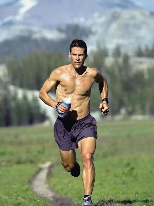  『徒伤悲』跑步露大腿，撸铁脱上衣，你做什么运动，就会有什么身材